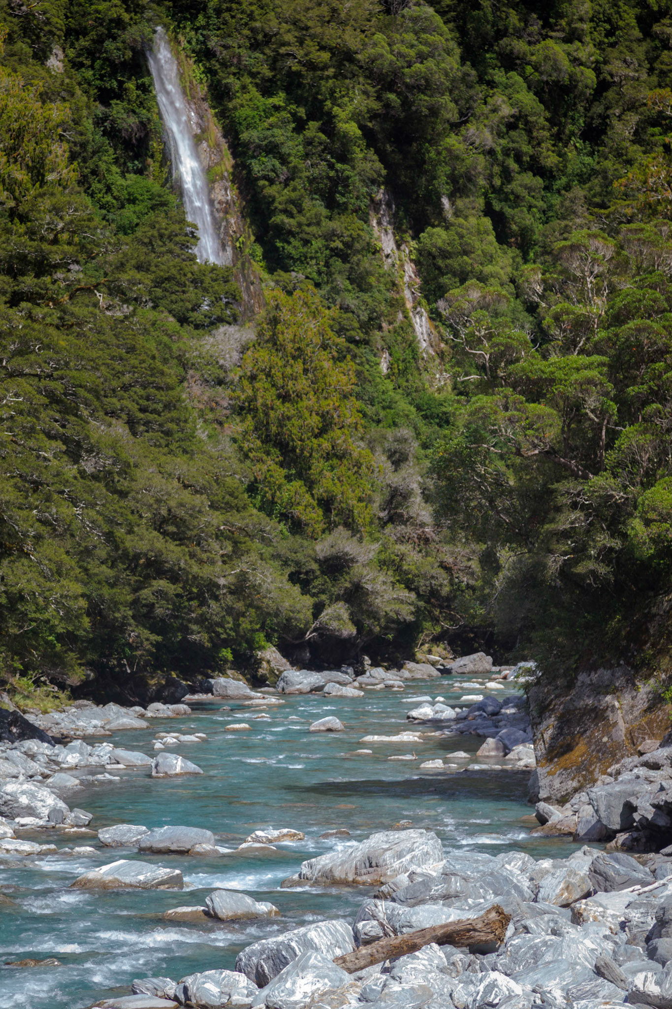 Rocky terrain and a waterfall at Thunder Creek in New Zealand